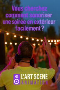 DJ animant une soirée en extérieur avec des invités dansant sous des guirlandes lumineuses – L’Art Scène Animation Caen