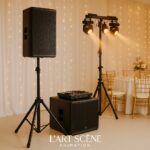 Sono de mariage élégante à Caen avec enceintes, lumière chaude et logo L’Art Scène Animation