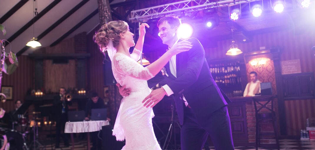 Jeux de lumière mariage avec uplights LED, barres multi-effets et éclairage décoratif pour sublimer la salle lors d’une réception – L’Art Scène Animation Normandie