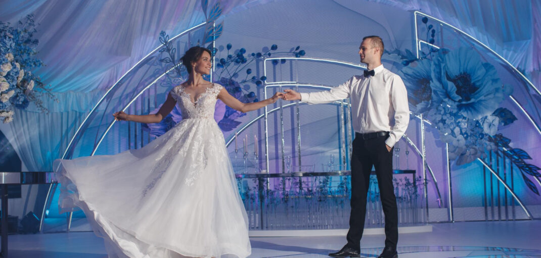 Éclairage de mariage créant une ambiance lumineuse élégante et chaleureuse dans une salle de réception