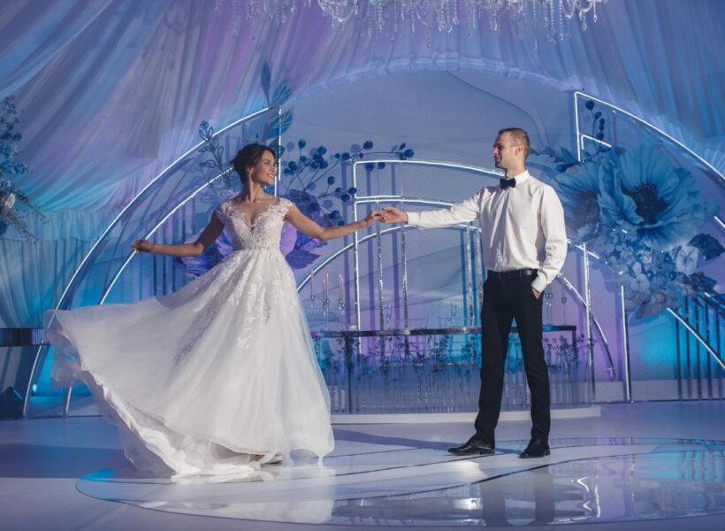 Éclairage de mariage créant une ambiance lumineuse élégante et chaleureuse dans une salle de réception